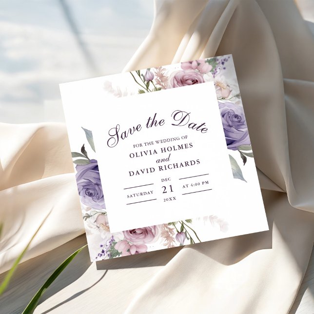 Cartão de Salvar a Data com Monograma Lilás (Boho Mave and Lilac Floral Save The Date Card on a sunny table with soft elegant fabric.)