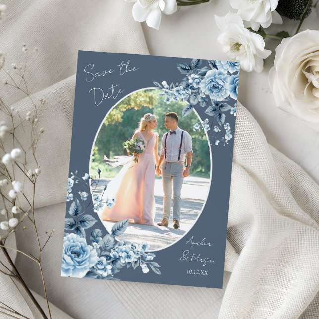Cartão de Salvar a Data de Casamento com Floral em (Photo Dusty Blue Script Floral Save the Date Card Front)
