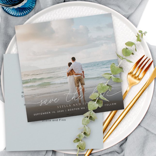 Cartão de Salvar a Data de Casamento com Foto e Le (Elegant Modern Script Photo Wedding Save The Date Card)