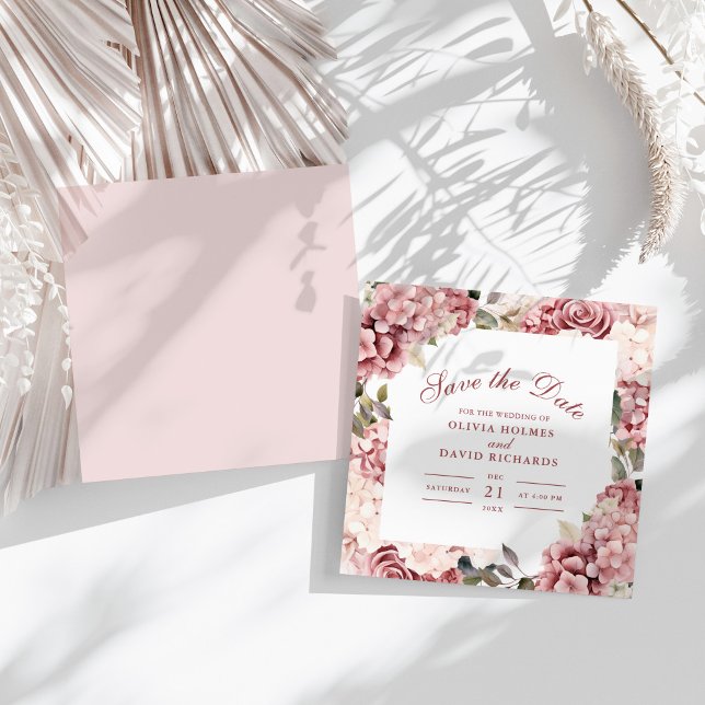 Cartão de Salvar a Data de Hortênsia Rosa Empoeira (Modern Dusty Rose Hydrangea Wedding Save The Date on a sunny boho white table.)