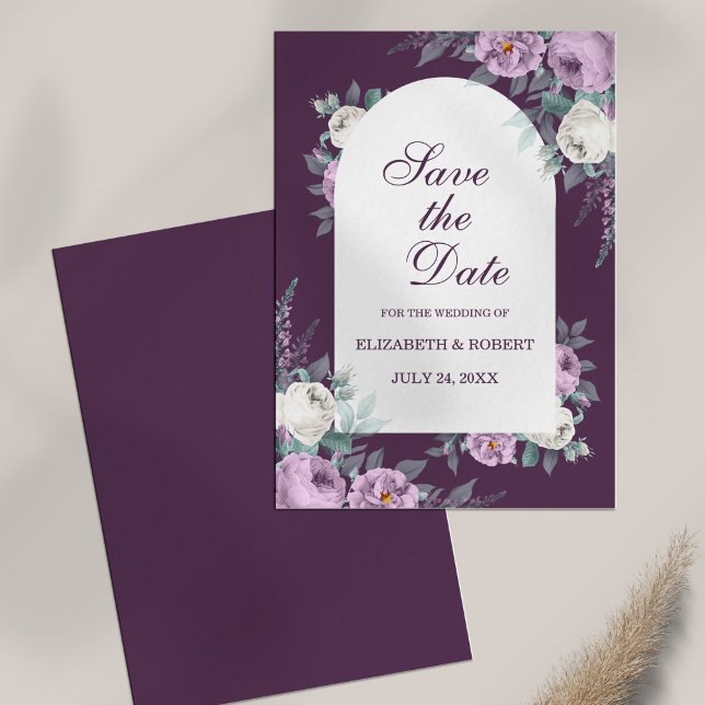 Cartão de Salvar a Data de Peônias Roxas Escuras (Dark Purple Peonies Save The Date Card on white table.)