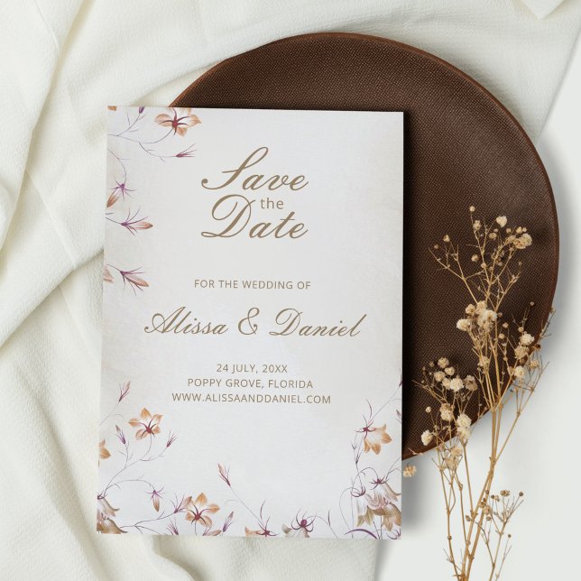 Cartão de Salvar a Data Floral Boho (Boho Floral Save the Date Card on white table with dark brown plate and wildflower)