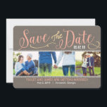 Cartão de Salvar a Data - Peach<br><div class="desc">Cartões de salvar a data modernos e elegantes da Berry Berry Sweet Designs. Visite nossa sala de exposição de design em WWW.BERRYBERRYSWEET.COM para mais designs de papelaria elegantes. Outras opções de cores estão disponíveis.</div>