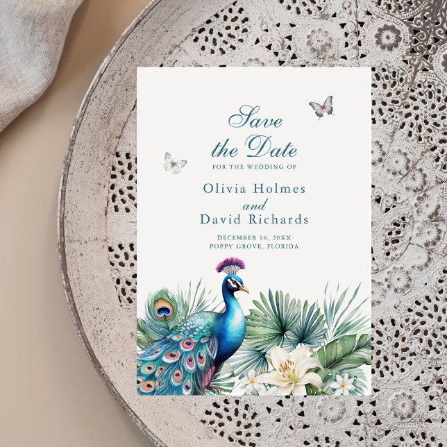 Cartão de Salve o Dia de Casamento com Pavão Tropi (Teal Tropical Peacock Wedding Save the Date Card on a neutral boho plate.)