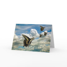 Cartão de saudação - Borboletas no céu nublado