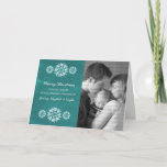 Cartão de Saudação de Foto Chalkboard Snowflakes,<br><div class="desc">Placa de Saudação Fotográfica com Flocos de Neve Modernos e Trendentes, apresentando um quadro de chalkboard turquesa, com fundo de aparência e flocos de neve elegantes em branco. Este cartão chic é perfeito para enviar cartões de natal. Personalize com sua própria foto da família e a saudação personalizada de sua...</div>