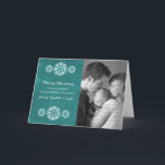 Cartão de Saudação de Foto Chalkboard Snowflakes,<br><div class="desc">Placa de Saudação Fotográfica com Flocos de Neve Modernos e Trendentes, apresentando um quadro de chalkboard turquesa, com fundo de aparência e flocos de neve elegantes em branco. Este cartão chic é perfeito para enviar cartões de natal. Personalize com sua própria foto da família e a saudação personalizada de sua...</div>