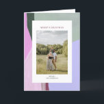Cartão de Saudação de Foto Feriado de Natal<br><div class="desc">Mande uma saudação de estação para sua família e amigos com este Cartões de foto de Natal. Este design de cartão personalizado apresenta um modelo de fotografia com um fundo de abstrato de arte de bloco de cor (verde, rosa e roxo). A arte é pintada à mão por mim. Mais...</div>