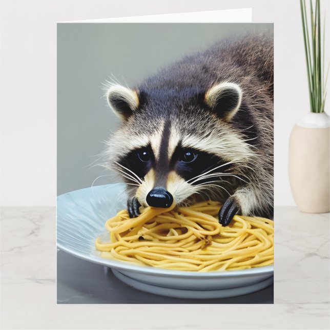 Cartão de Saudação Dobrado para Comer Raccoon Spag (Frente)