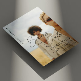 Cartão de Save the Date com Foto e Letra Preto Ele