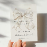 Cartão de Save the Date de Laço Branco Elegante<br><div class="desc">Convite de save the date de casamento "Estamos nos casando" com um design de laço branco elegante e fonte de letra manuscrita.</div>