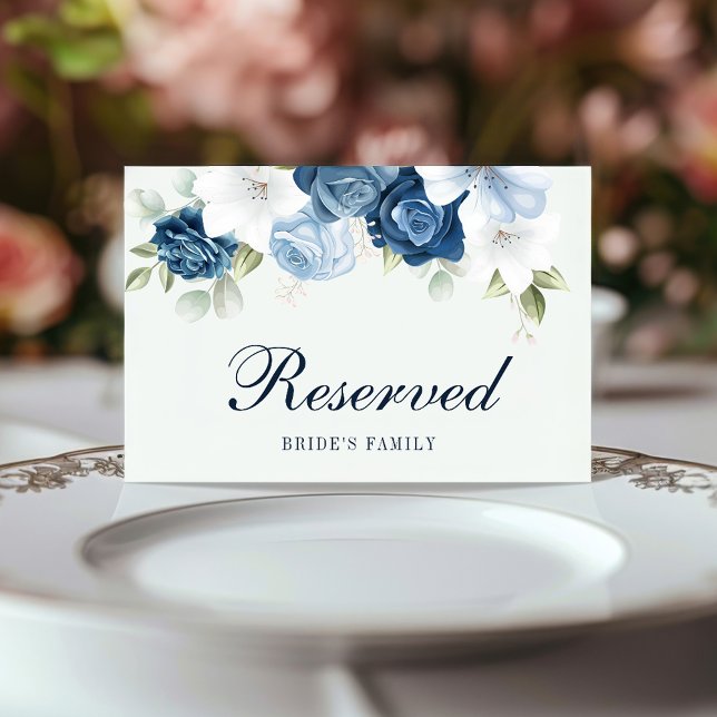 Cartão de Sinal Eucalyptus Azul-Dusty Floral (Dusty Blue Brides Family Wedding Reception Reserved Card)
