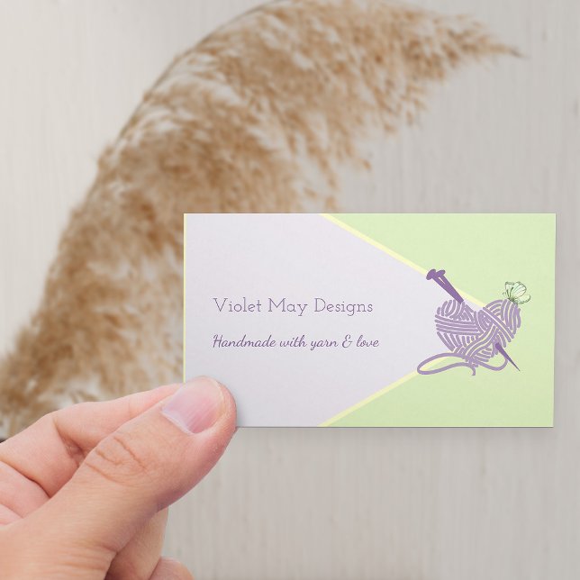 Cartão De Visita Artesanato verde de Pastel feito à mão (Horizontal Business Card with yarn and knitting needles)