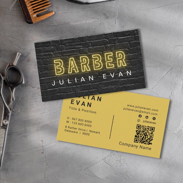 Cartão De Visita Barbeiro Russo Black Wall Neon Typografia (Rustic Black Brick Wall Yellow Typography Barber Business Card)
