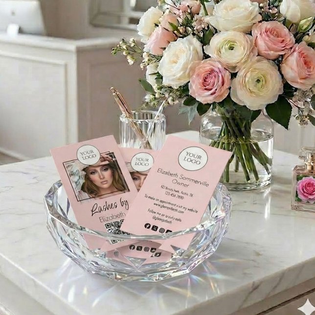 Cartão De Visita Blush Pink Script Logo QR Code Photo Lashes (Criador carregado)