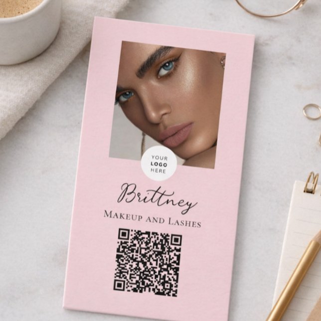 Cartão De Visita Blush Pink Script Logo QR Code Photo Makeup  (Criador carregado)