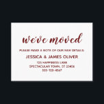 Cartão De Visita Burgundy mínima na placa branca "Nós nos movemos"<br><div class="desc">Mantenha seus amigos e familiares atualizados com seu novo endereço usando esses cartões de gabinete simples e elegantes. As notas versáteis leram "nós nos movemos" na frente e "manter-nos em contato!" no verso, usando uma fonte moderna, ousada e escrita à mão. Use os campos modelo para adicionar todos os seus...</div>