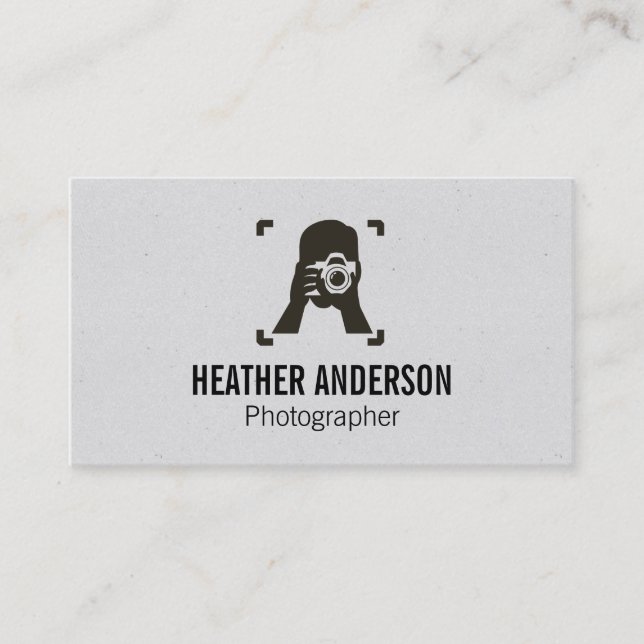 Cartão De Visita Cameraman Holding Camera (Frente)