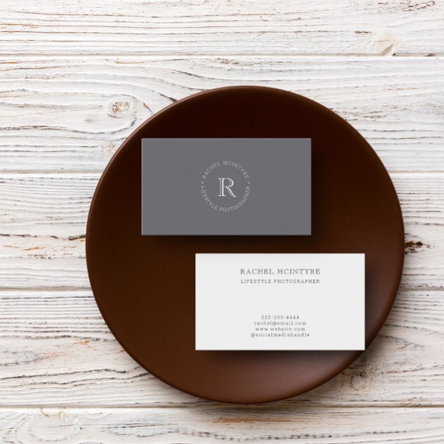 Cartão De Visita Cinza | Simples Monograma redondo Elegante mínimo (A gray business card with an elegant round monogram design.)