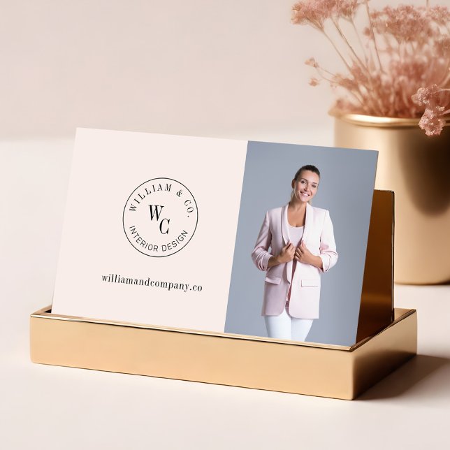 Cartão De Visita Círculo de Monograma Moderno com Crista Personaliz (Modern Monogram Circle Crest Custom Photo QR Code Business Card Front)