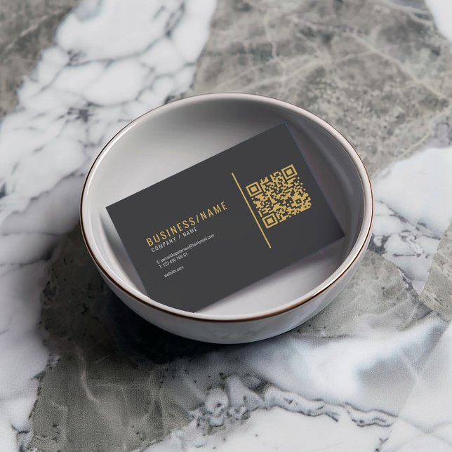 Cartão De Visita Código QR cinza ardósia e dourado luxuoso (Black business card with gold QR code, modern text, and minimalist layout.)