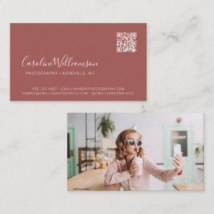 Cartão De Visita Código QR de Foto com Letra Moderna de Terracota T