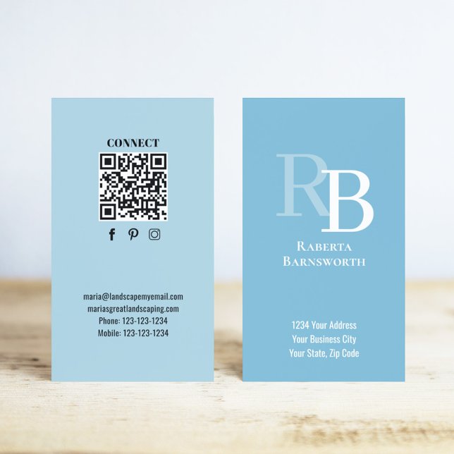 Cartão De Visita Código QR de Monograma Simples Azul | Conecte-se C (Blue business cards with monogram and scannable QR code.)