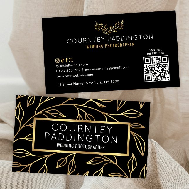 Cartão De Visita Código QR de Na moda Moderno Floral Dourado e Pret (Modern black and gold floral design scannable QR code business cards)