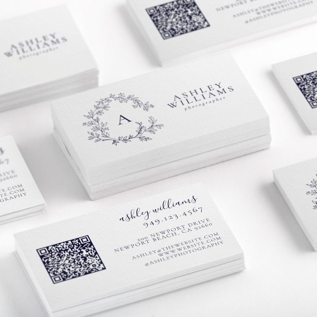 Cartão De Visita Código QR do Marinho Elegante Blue Monograma Flora (Criador carregado)