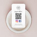 Cartão De Visita Conecte-se conosco Instagram Facebook Social Media<br><div class="desc">Um simples e ousado exame de negócios personalizado para conectar-se conosco em cartões de visitas de código QR do Instagram e do Facebook em um estilo moderno minimalista. O modelo versátil pode ser facilmente atualizado com o logotipo, gráfico ou foto da sua empresa, código QR, texto personalizado e ícones de...</div>