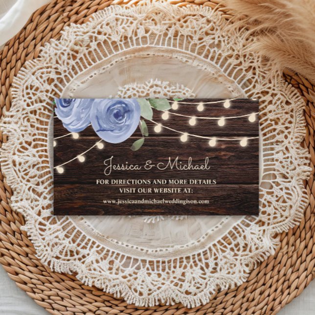 Cartão De Visita Corrente de Madeira Luz Azul Casamento Floral (Dusty blue watercolor floral and string lights on rustic wood wedding website enclosure card)