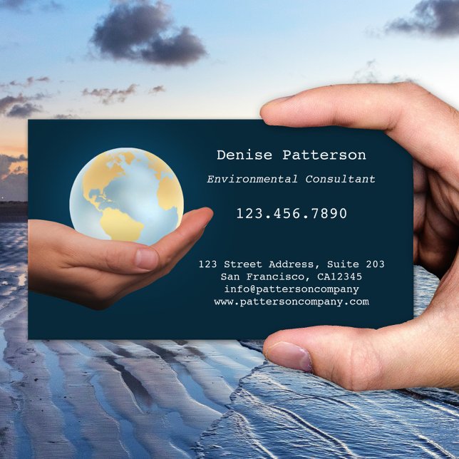 Cartão de visita de Ambiente Global Ecológico Ecol (Professional business card featuring a hand offering an illuminated globe on a dark blue background)