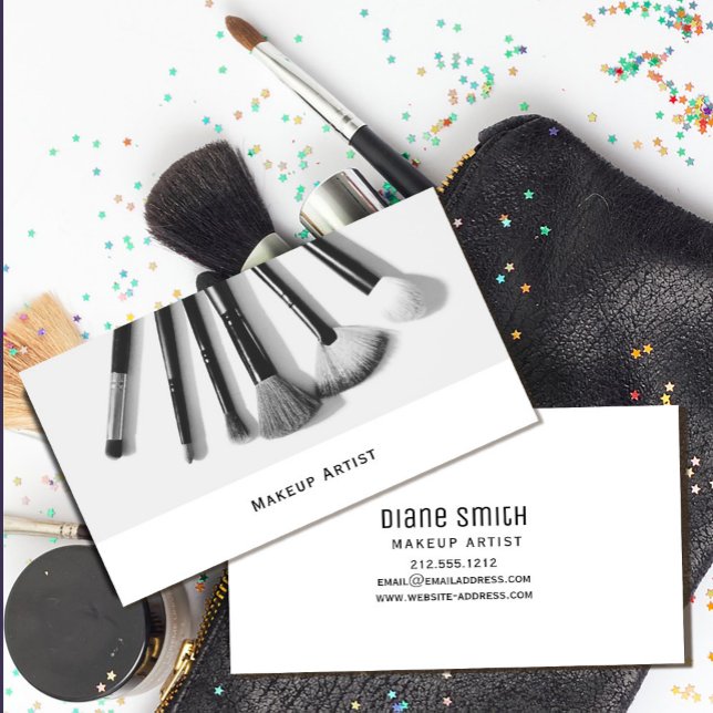 Cartão de visita de Artista Moderno Makeup com Pin (Modern Makeup Artist Business Card with Brush #zazzlemade #salonbusinesscard #blackandwhite #chic)