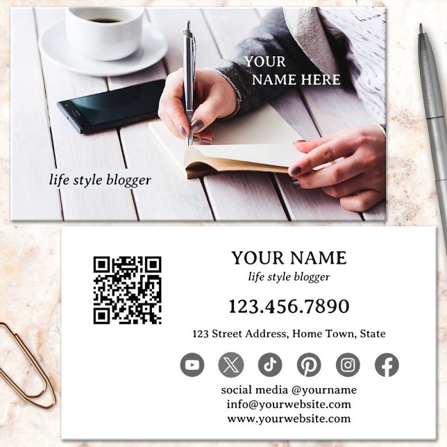 Cartão de Visita de Blogger de Mídia Social com QR (Retro design business card featuring a woman writing - author or blogger - QR code - social media)