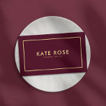 Cartão de visita de Borgonha Mínima Moderna<br><div class="desc">Cartões de visitas profissionais mínimos simples. Apresenta texto burgundy e dourado. Personalize este design moderno e elegante com seu nome ou sua empresa. Personalize facilmente todo o texto com seus detalhes e muito mais para obter uma placa de contato exclusiva e moderna para seus clientes, clientes ou quando estiver em...</div>