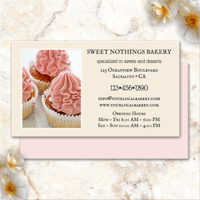Cartão de visita de cozinha do deserto de cozinha (Business card featuring pink cupcakes on a cream caramel background - sweet cupcake bakery - dessert)