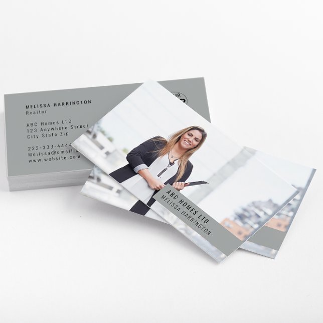 Cartão de visita de Fotografia | Marca personaliza (A modern gray photo business card with company logo & photo of a woman in a professional suit.)