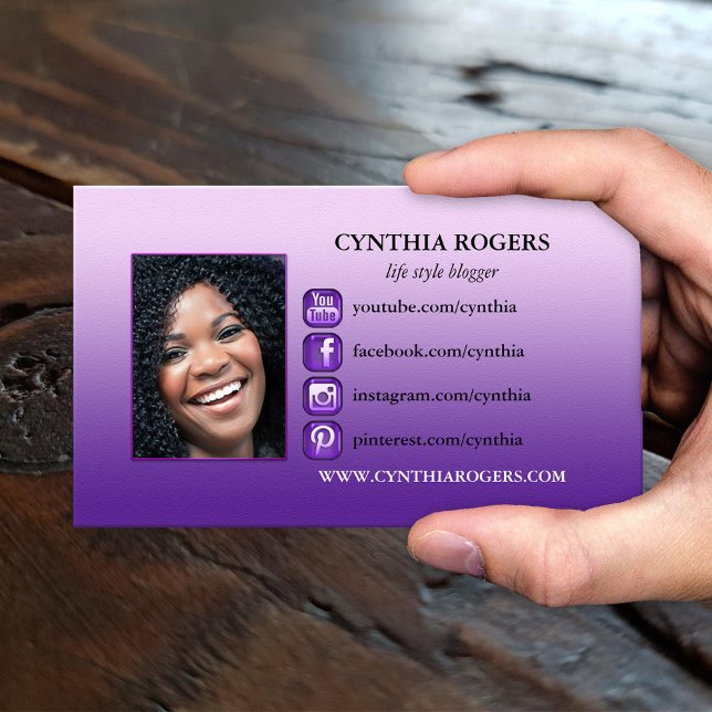 Cartão de visita de Fotografias de Ícones de Mídia (A modern business card showing your own photo framed by a purple design with social media icons)