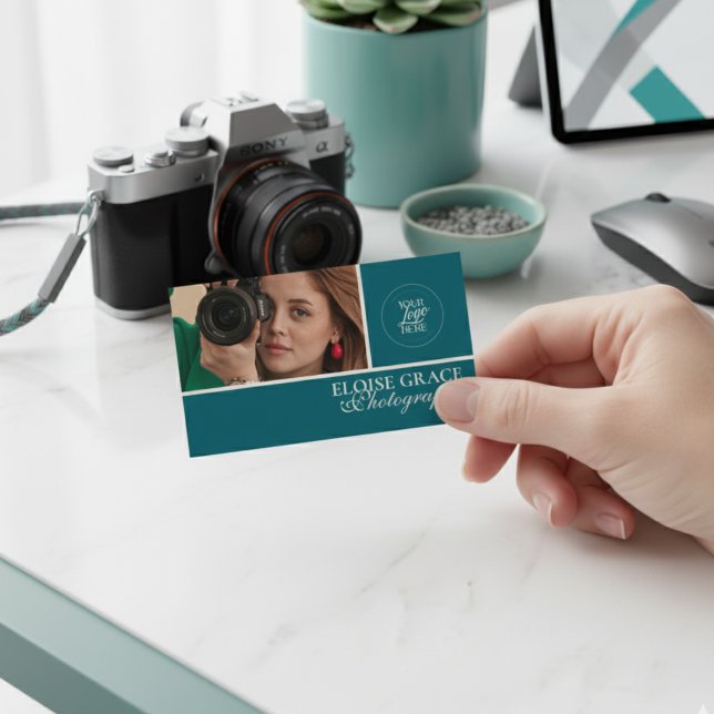 Cartão de Visita de Fotógrafo Moderno Turquesa (This modern business card features horizontal headshot photo and professional typography!)