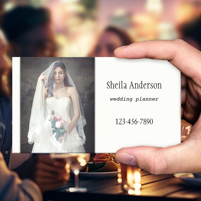 Cartão de visita de Planner de Casamento Elegante  (A simple yet chic business card for a wedding planner, featuring a photo of a bride)
