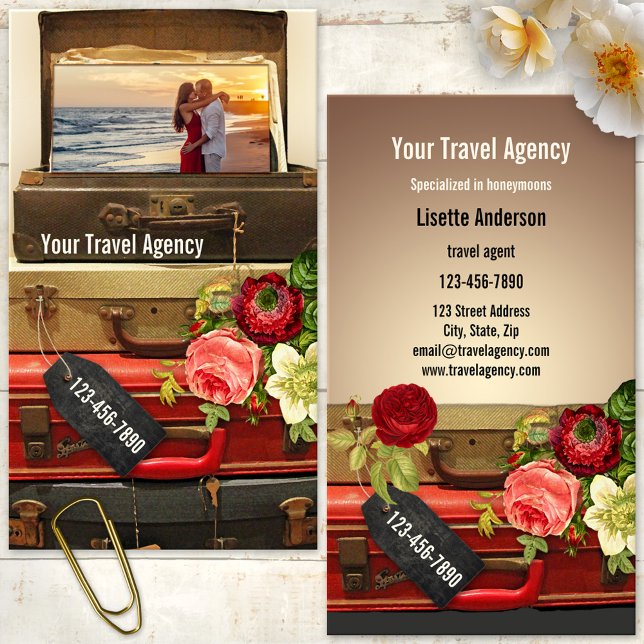 Cartão de Visita de Viagem de Lua de Mel Romântico (Romantic travel business card featuring vintage suitcases with roses and a custom photo)