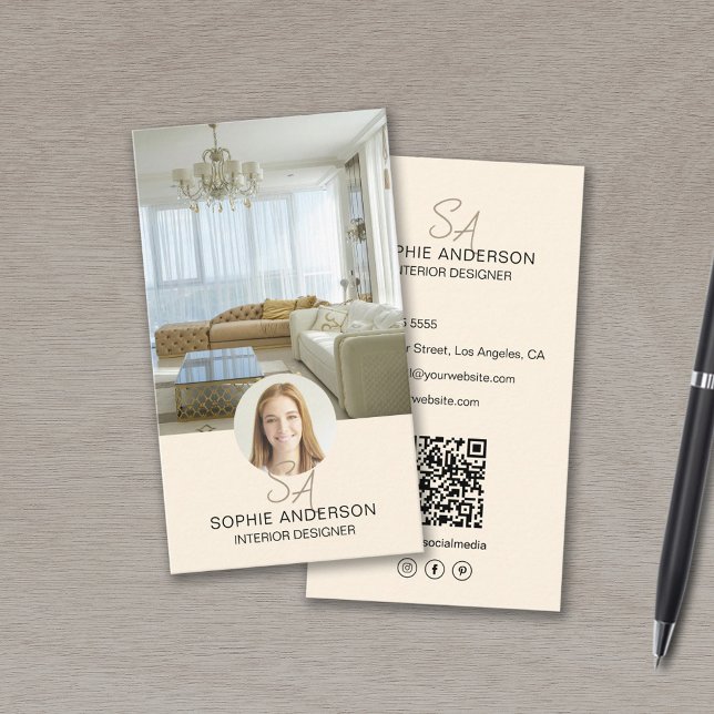 Cartão De Visita Designer do Interior do Creme QR do Monograma (Monogram Photo QR Cream Interior Designer Business Card)