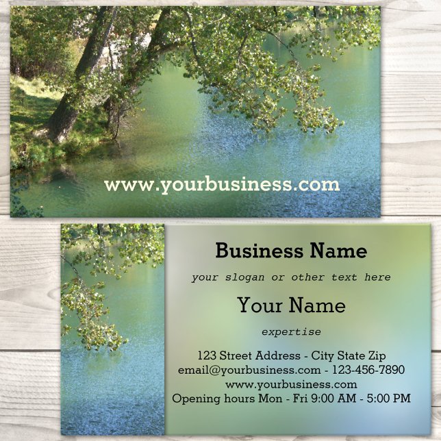 Cartão de visita do Lago Nature Trees (Business card with a soulful image of trees at the side of a lake)