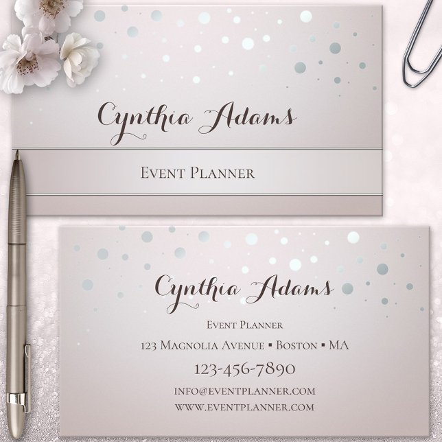 Cartão de visita do Planejador de Eventos de Confe (Event planner business card featuring chic sparkling silver confetti on a blush pink background)