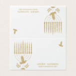 Cartão De Visita Dourada Dove Menorah Hannukah Place Card<br><div class="desc">Um belo cartão de lugar de convidado Hannukah,  dourado e branco,  com um menorah de pomba voadora de ouro com seus nomes familiares e ano de reunião. Um cartão de lugar impressionante que se transforma em uma vitória de férias.</div>
