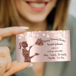 Cartão De Visita Drives de Maid de Logotipo de Serviços de Limpeza<br><div class="desc">Apresente seus serviços de limpeza com sofisticação usando o Cartão de visita de Drives Maid de Logotipo de Serviços de Limpeza Clássica do Zazzle. Este cartão de visita apresenta um design elegante com um toque contemporâneo, mostrando um logotipo de rosa que simboliza a qualidade e a natureza orientada a detalhes...</div>