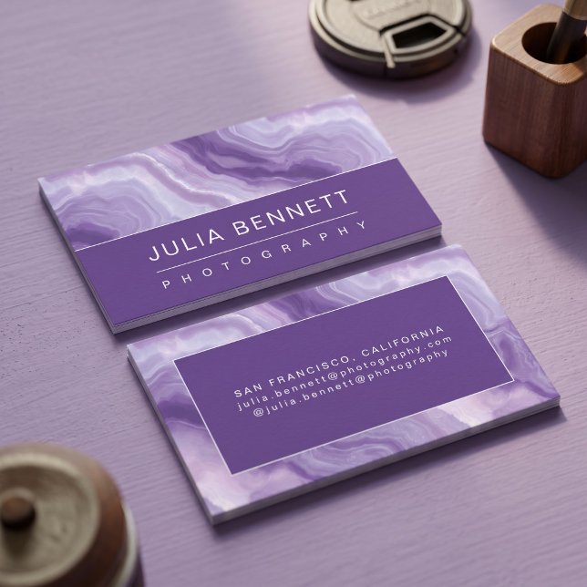 Cartão De Visita Elegante Geodo Roxo (Simulated business cards on table)