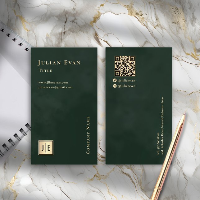 Cartão De Visita Emerald Verde e Luxo Dourado Monograma Vertical (Emerald Green & Gold Luxe Monogram Vertical Business Card)