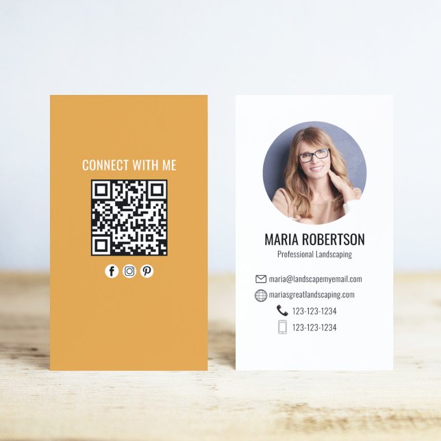 Cartão de Visita Empresarial Moderno Laranja com C (Business card with orange with a scannable QR code.)