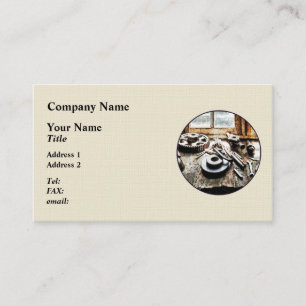 Cartão De Visita Engrenagens e chaves na oficina de construção